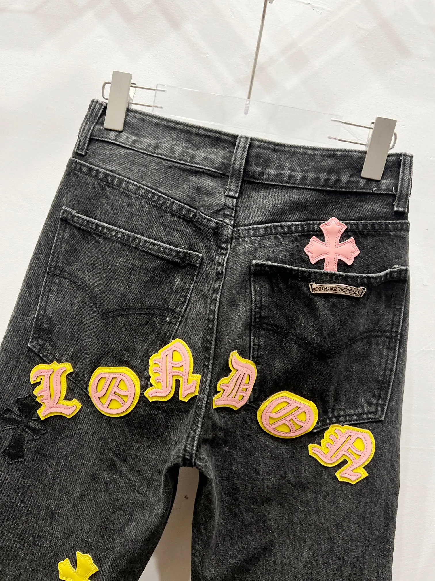 P260 Style No.: (c029) Chrome Hearts & CH city limited series Sanskrit cross patch patchwork jeans require finished products to be washed and then disassembled and hand-stitched with sheepskin cross leather and then spliced ​​together to complete the process. The whole process is too complicated to explain. The texture can be seen in the hand, and it looks good. The styles with different washed textures are very friendly to people with thin legs and thick legs. The straight version is very flattering to the leg shape. The moderate length is timeless and can be matched easily and casually. It is the basic styling foundation for various styles and is a must-have in the wardrobe! The fabric is stiff but also makes the upper body soft without losing texture. The washing process is even more perfect. It is a must-have item for everyone! ! ! Washed wheat, hang tag, pants label, three labels are complete, the upper body effect is particularly stiff and stylish, super stylish, same style for men and women - Color: Size: 28 30 32 34